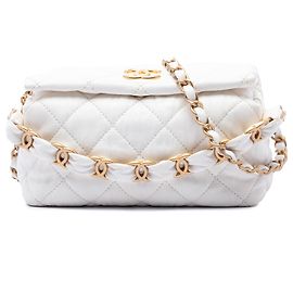 Chanel Bolsa Hobo em pele de cordeiro acolchoada branca CC Branco
