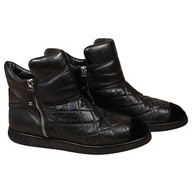 Chanel Sapatilhas Altas em Pele Acolchoada Preta Preto