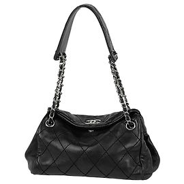 Borsa a tracolla Chanel in pelle Matelassé Nero