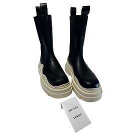 Bottega Veneta Tire Boots Black Leather Ivory Sole Black Beige