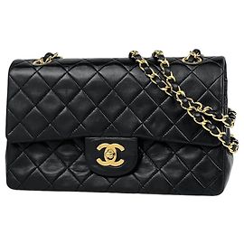 Chanel Matelassé Schultertasche aus schwarzem Leder Schwarz