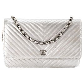 CHANEL - Bolsa de ombro Wallet On Chain Classic/Timeless Chanel em couro amassado chevron prateado Prata