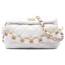 Bolso Hobo Chanel CC de piel de cordero acolchada blanca Blanco