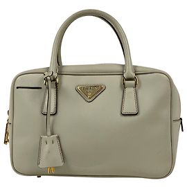 Bolsa Prada em couro Saffiano na cor Ivory Cru