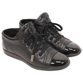 Chanel Sapatilhas de couro preto e verniz Preto