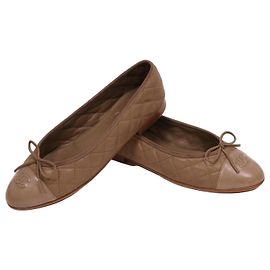 Chanel Classic Sapatilhas Planas em couro matelassé Etoupe Marrom