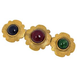Broche Chanel plaquée or avec pierre colorée Doré