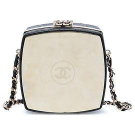 Clutch Make Up Box Chanel em pele de cordeiro acolchoada preta com corrente Preto