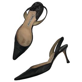 Manolo Blahnik Sapatos Slingback em Couro Preto Preto