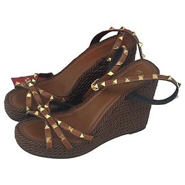 Sandales compensées Rockstud en cuir marron Valentino Garavani Marron