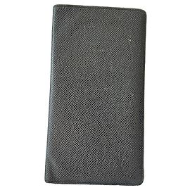 Louis Vuitton Brazza Geldbörse aus schwarzem Taiga-Leder Schwarz
