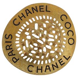 Broche CHANEL de metal tono dorado CC Otro