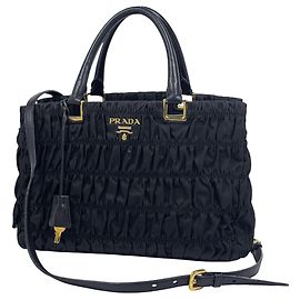 Prada 2-Way Nylon Handtasche in Schwarz Schwarz