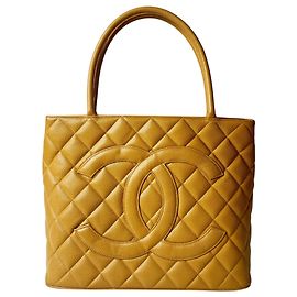Saco Tote Chanel Reissue em couro Caviar Matelassé Bege