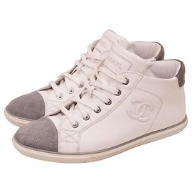 Chanel Baskets montantes en cuir blanc Blanc Gris