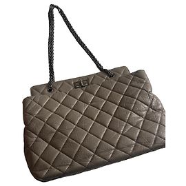 Sac à main Chanel matelassé en cuir beige Beige