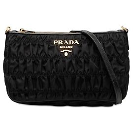Borsa a spalla Prada con catena e rucchi Nero