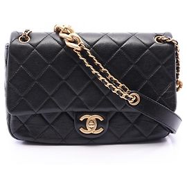 Bolsa de Ombro Chanel Matelassé com Aba Preto