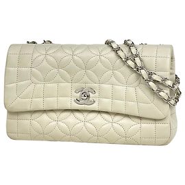Bolsa de ombro Chanel em couro marfim Cru