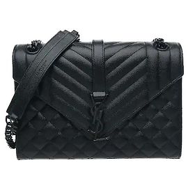 Autre Marque Um design de aba envelope que harmoniza um padrão de matelassê chevron e diamante sofisticado confere a sensibilidade distintamente sofisticada de Saint Laurent. Fabricado em material altamente durável, é Preto