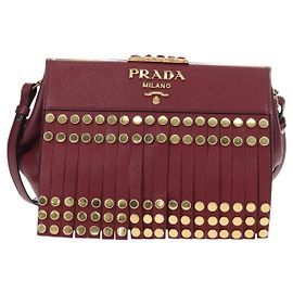 Prada Idol con borchie e frange in pelle Saffiano Bordò