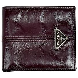 Prada Herren-Bifold-Ledergeldbörse in Bordeaux Bordeaux