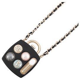 Chanel Halskette im Design einer Lidschatten-Palette Schwarz Mehrfarben
