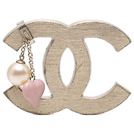 Broche Chanel CC banhada a ouro com esmalte e pérolas artificiais Dourado