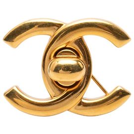 Spilla Chanel CC placcata oro con chiusura turnlock D'oro