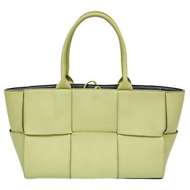 Bottega Veneta Maxi Intrecciato Arco Tote Hellgrün