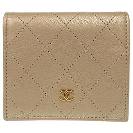 Carteira bi-fold Chanel em couro de bezerro Matelassé Gold Dourado