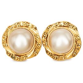 Orecchini a clip Chanel Gold CC placcati oro con perle finte D'oro