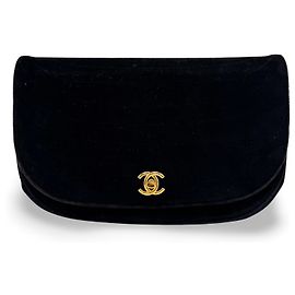 Chanel CC Half Moon Clutch aus gestepptem Samt Schwarz