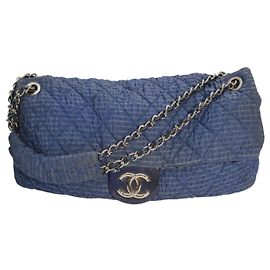 Chanel gesteppte Schultertasche Denimblau Blau
