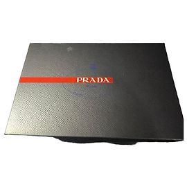 Escarpins Prada en cuir verni noir avec nœud Noir