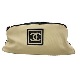 Pochette Chanel en nylon beige Beige