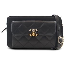 Chanel Clutch aus schwarzem gestepptem Lammleder mit Fronttasche und Kette Schwarz