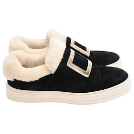 Sapatilhas com fivela Roger Vivier em camurça preta Preto