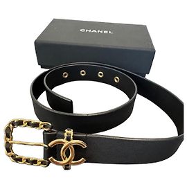 Cinto Chanel em couro preto com logótipo CC dourado e corrente Preto