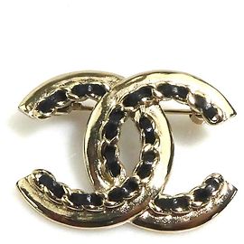 Broche de couro preto e dourado Chanel Preto Dourado