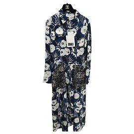 Vestido Chanel de seda com estampa de camélia e pérolas Outro