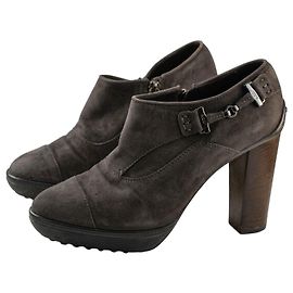 Tod's Graue Wildleder-Stiefeletten mit Absatz Grau