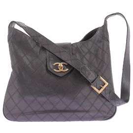 Chanel Bolsa média em couro preto com logótipo dourado Preto