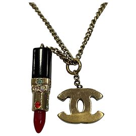 Colar Motif Batom Chanel Outro