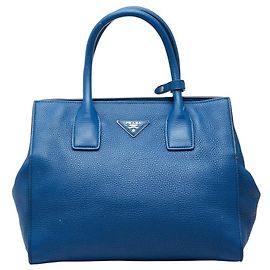 Prada Handtasche mit Triangle-Logo-Plakette Blau