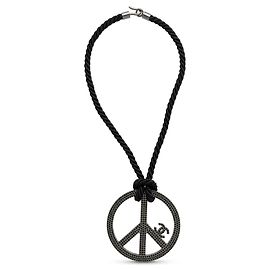 Collana Pendente Chanel 08P Simbolo della Pace e CC Nero Silver hardware