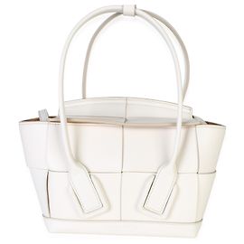 Bottega Veneta Mini Arco em couro de bezerro branco Maxi Intrecciato Branco
