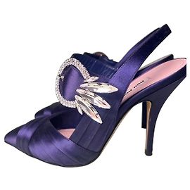 Miu Miu Satin Slingback-Heels mit Kristallschließe