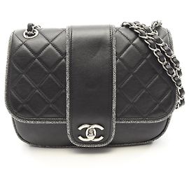 Bolsa de Ombro Chanel Matelassé em Couro Preto Preto