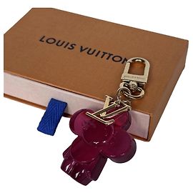 Le porte-clés breloque Maxi Vivienne Gummy Louis Vuitton, coloré et mignon, ajoute Autre